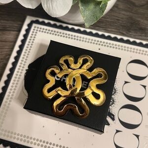 CHANEL‎ Vintage Gold CC Brooch